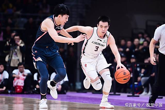 包含传奇篮球教练带领球队连胜数场比赛的词条