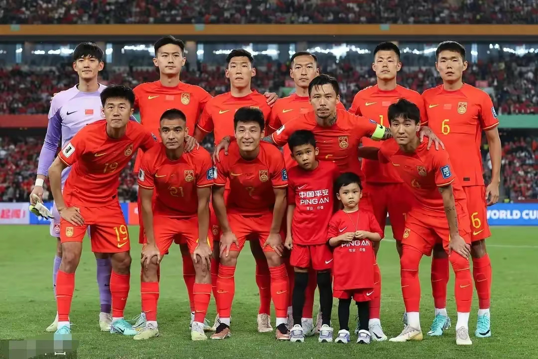 关于足球盛事掀起激烈角逐，球员实力相抗的信息