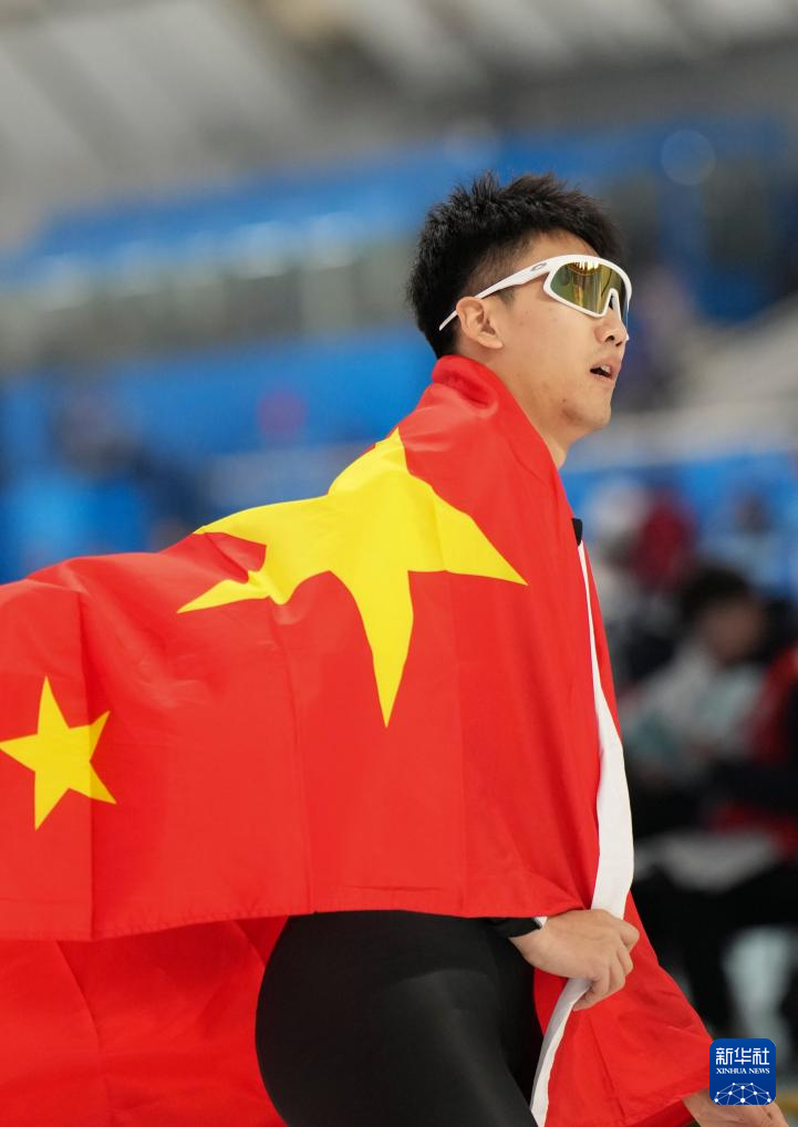 速度滑冰选手技压群雄，拿下比赛冠军的简单介绍