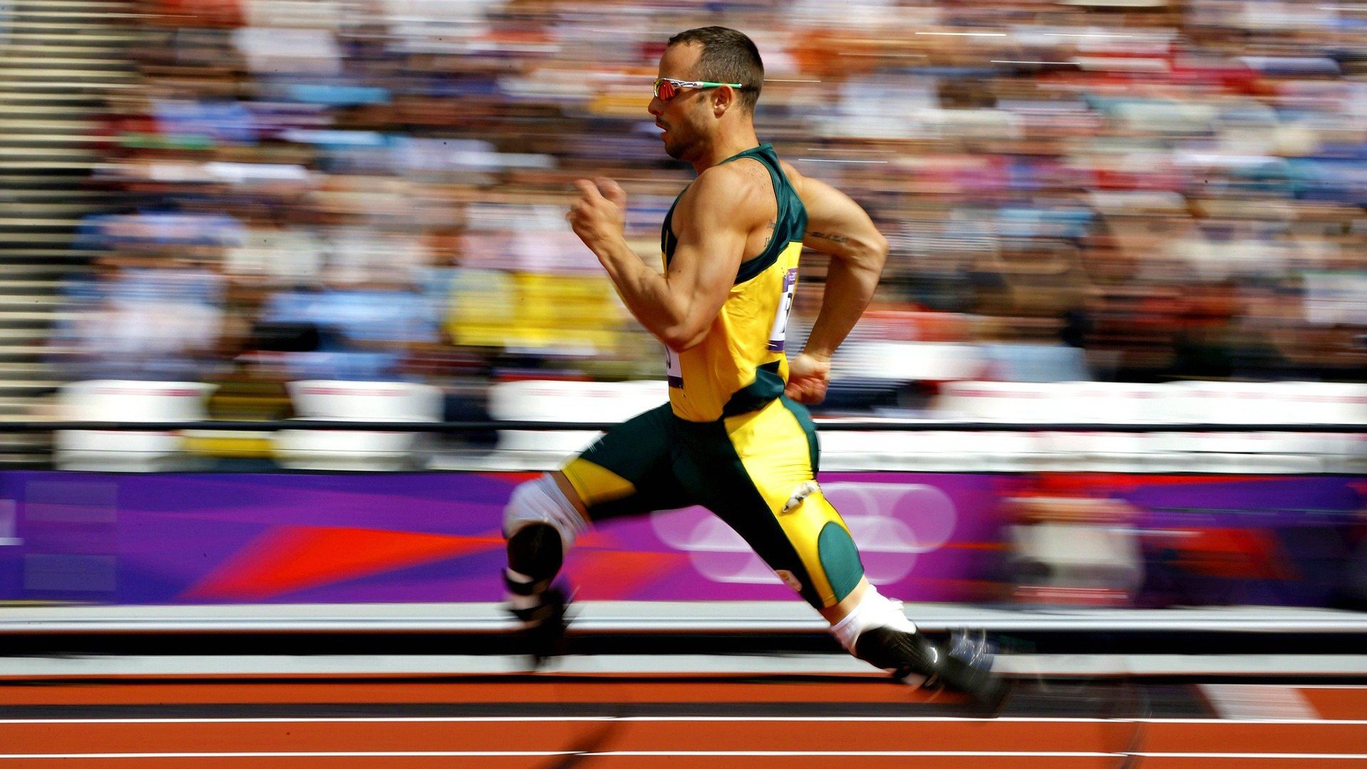 布伦森稳定输出不掉线，F1新赛季揭幕战之夜的非赛道启示